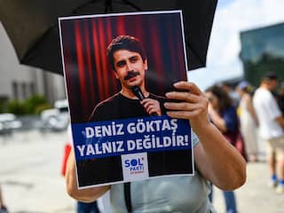 Turkse komiek veroordeeld voor beledigen Erdogan na 88 dagen voorarrest vrij