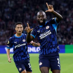 PSV verslaat Ajax in enerverende en verhitte topper na doelpunt Geertruida