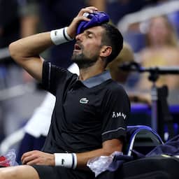 Huilende Djokovic direct uitgeschakeld op US Open na overgeven en kramp