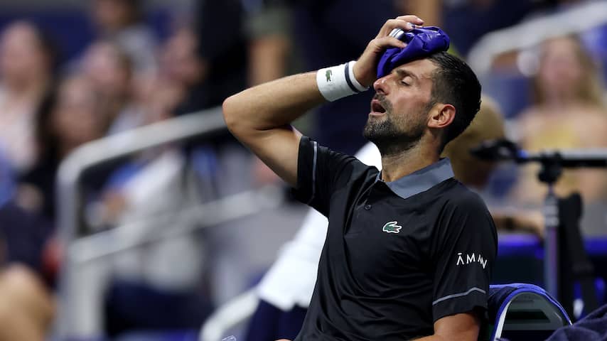 Foto bij Novak Djokovic direct uitgeschakeld op US Open na fysieke problemen