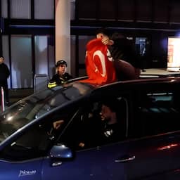 Video | Politie maakt eind aan verkeerschaos door Turks WK-feest in Den Haag