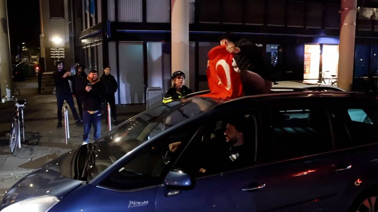 Video | Politie maakt eind aan verkeerschaos door Turks WK-feest in Den Haag