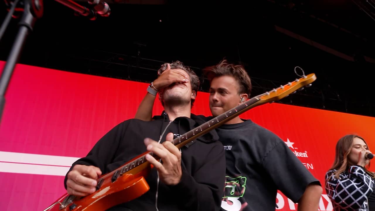 Video | Gitarist van Flemming doet knappe blinde solo tijdens Grand Prix Zandvoort