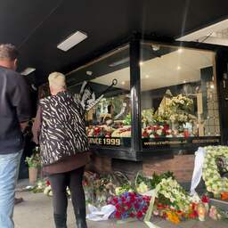Video | Fans nemen afscheid van Ben Saunders bij zijn tatoeagestudio in Arnhem
