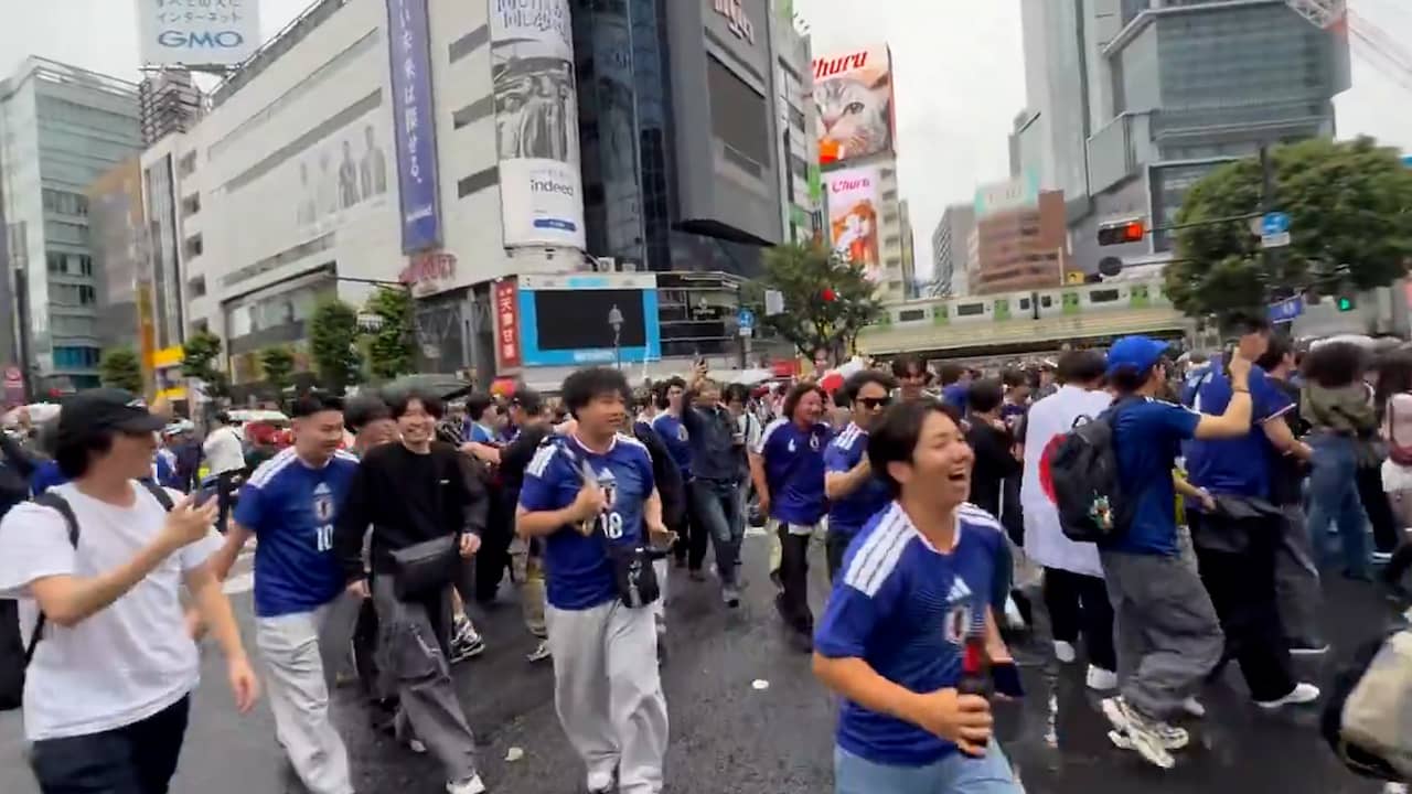 Japanse voetbalfans vieren feest tot het stoplicht op rood springt | NU.nl