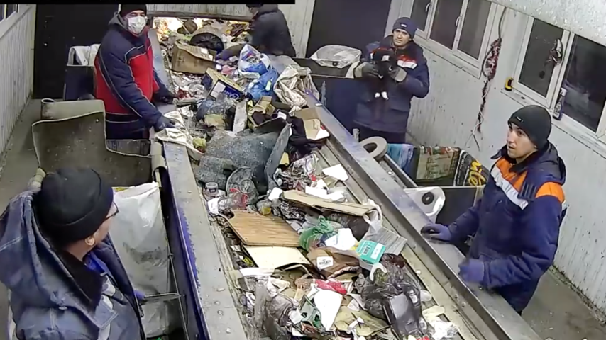 Russische afvalsorteerder redt kat uit huisvuil