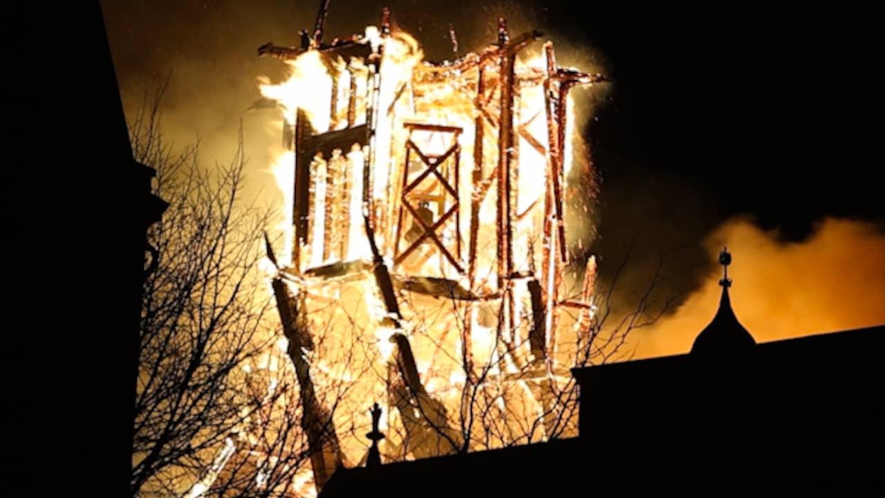 Video | Toren van Vondelkerk stort in tijdens brand in Amsterdam