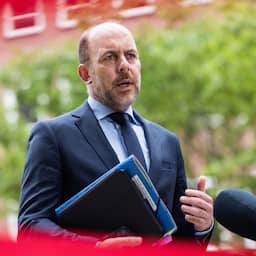 Tien gemeenten die asielopvang weigeren moeten op het matje komen bij minister