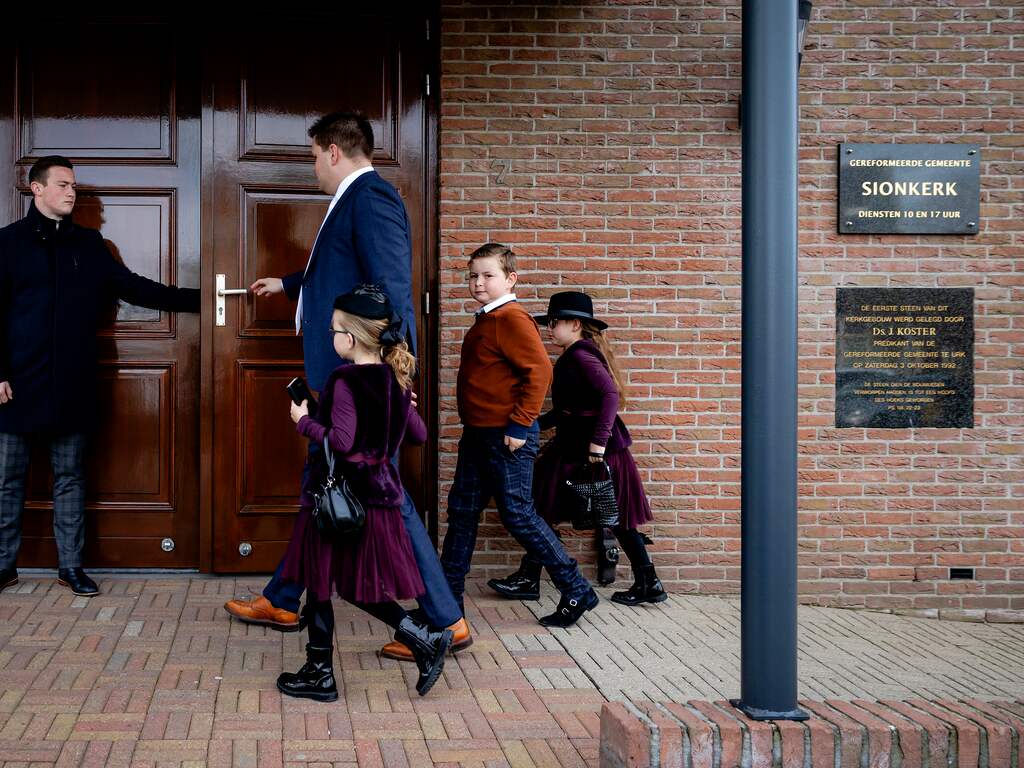 Kamer woedend over kerkgeweld tegen media, politie zoekt verdachten Urk