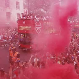 Video | Arsenal viert landstitel met rondrit in open bus door Londen