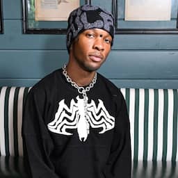 Zanger d4vd aangemerkt als verdachte na vondst dood meisje in kofferbak