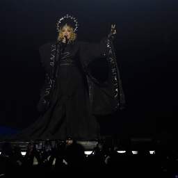 Madonna onder vuur vanwege ‘respectloze’ AI-foto’s met de paus