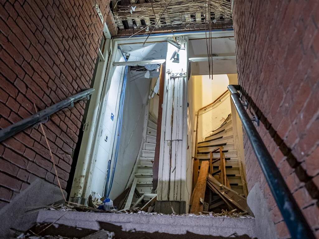 Veel schade in Rotterdamse straat na explosie bij woning en schoten op straat