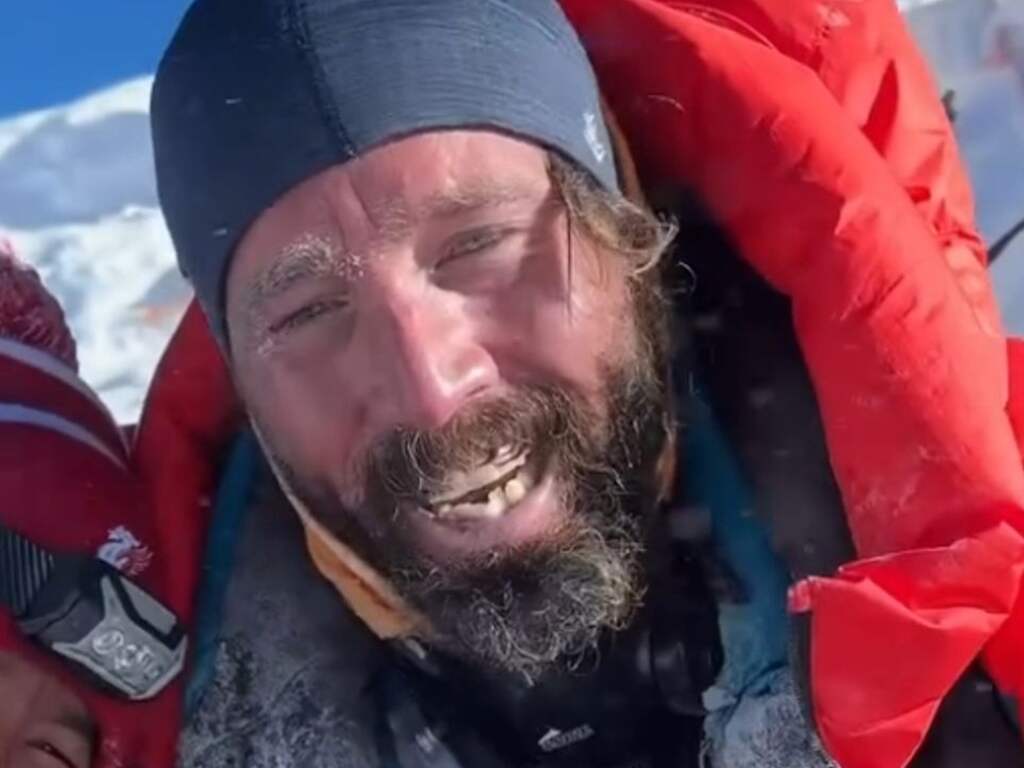 Brit bereikt top Mount Everest na triatlon van 13.000 kilometer