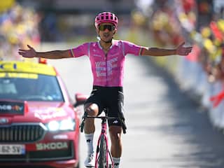 Carapaz soleert naar zege in eerste Alpenrit Tour, favorieten houden zich koest