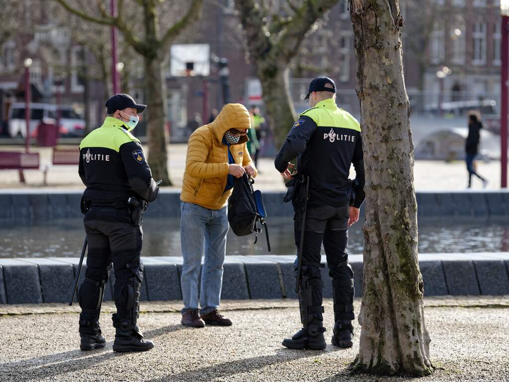 Politie zet ook zelf waarnemers in bij proef preventief fouilleren Amsterdam