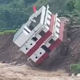 Video | Overheidsgebouw stort in rivier door overstroming in Nepal