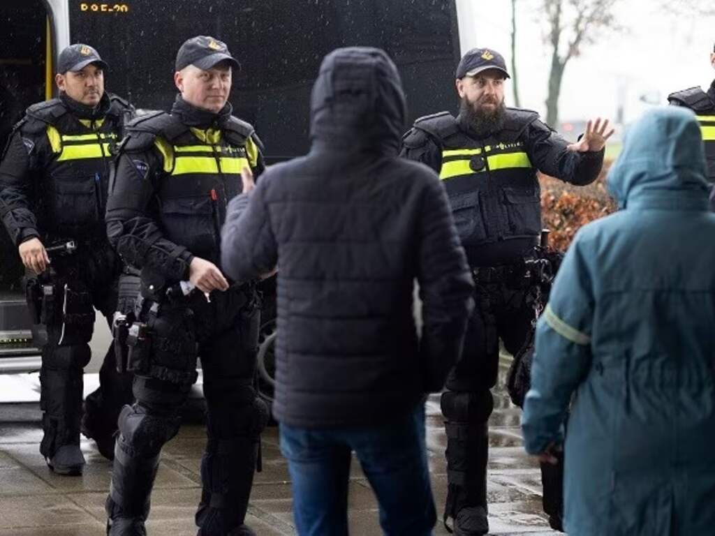 Agenten ME krijgen nieuw uniform, moet beter beschermen tegen geweld