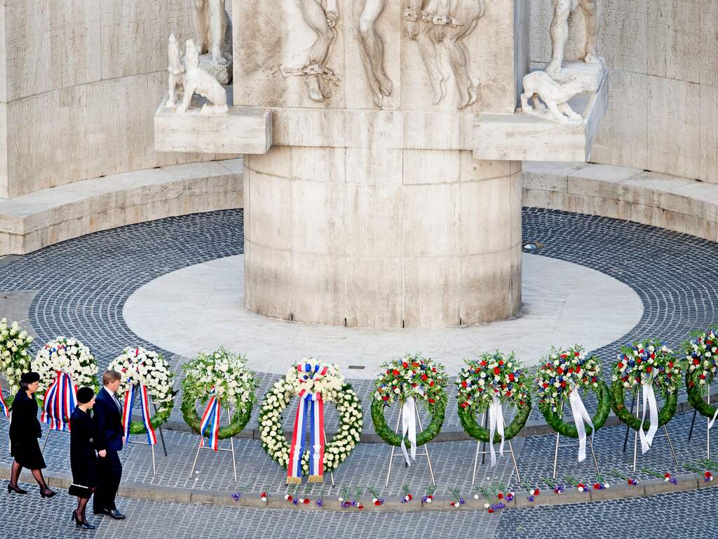 Er zijn verschillende kransen neergelegd om alle oorlogsslachtoffers te herdenken.