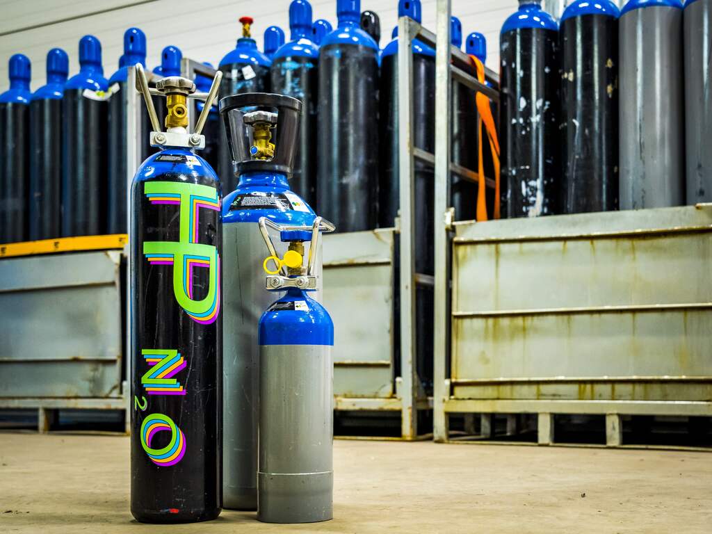 Politie vindt 633 volle lachgasflessen in garagebox in Nootdorp