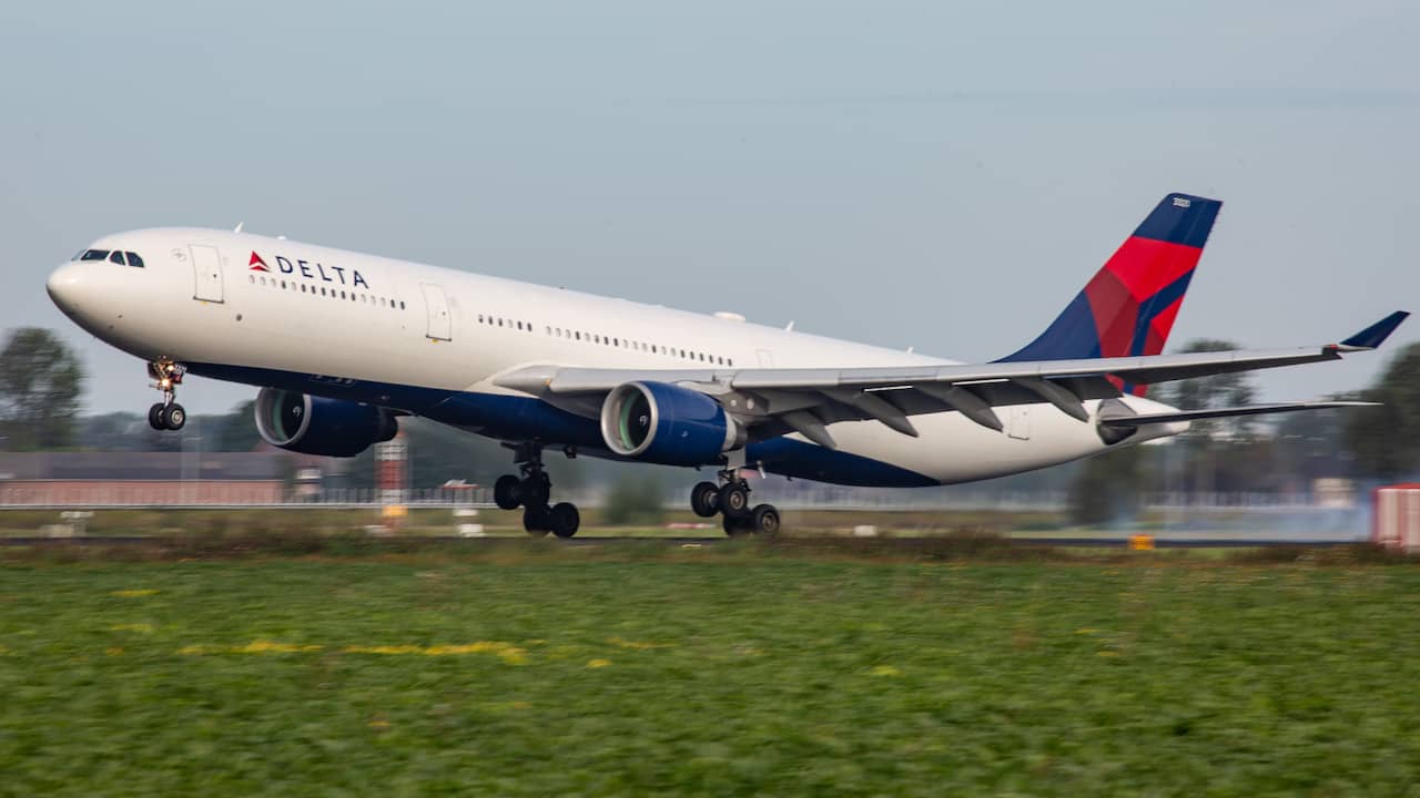 Vliegtuig landt vóór landingsbaan op Schiphol, Oostbaan enige tijd