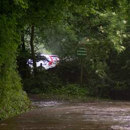 Video | Campinggasten worden vanwege stijgend water geëvacueerd in Limburg