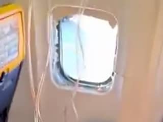 Man uit gebroken raam van Ryanairvlucht gezogen, passagiers trekken hem terug