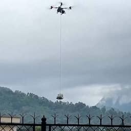 Video | Drone vervoert hulpgoederen naar rampgebied in Nepal
