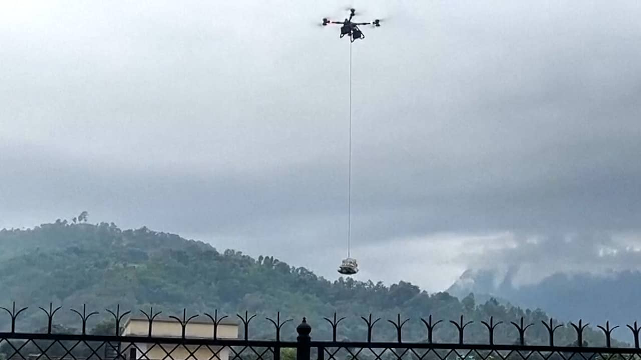Drone vervoert hulpgoederen naar rampgebied in Nepal