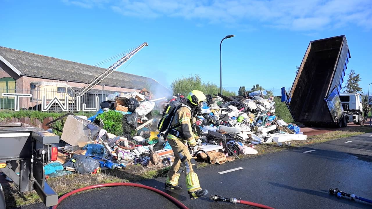 Video | Afvalwagen vliegt in brand en dumpt afval op fietspad in Valkenburg