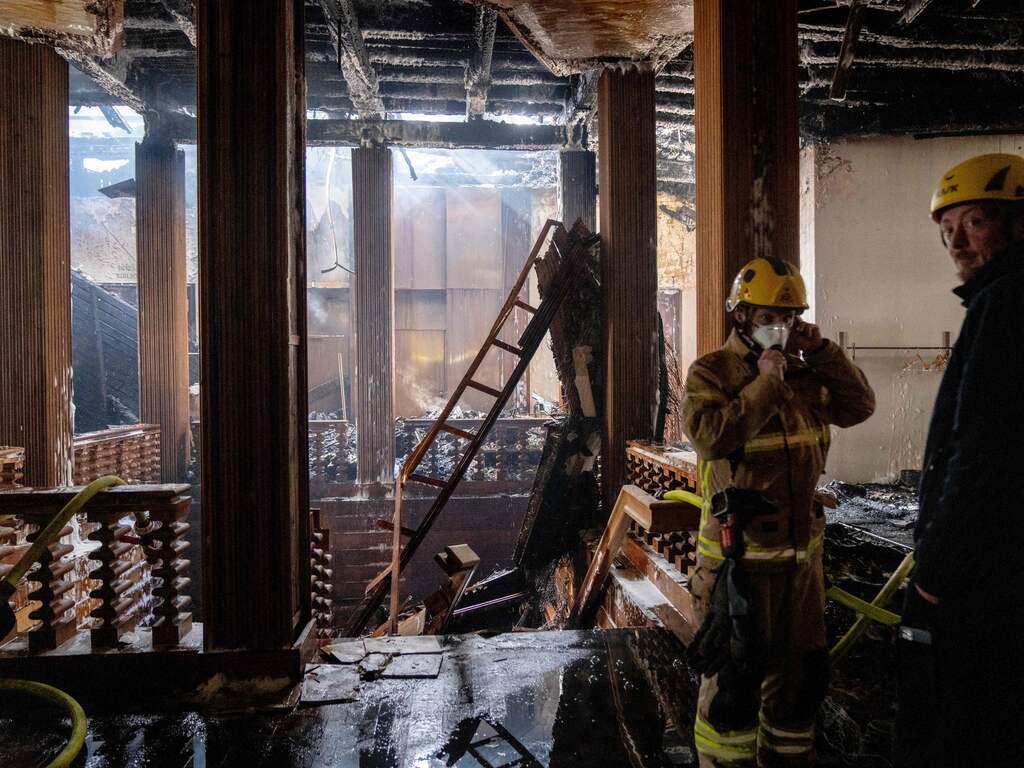 Blussen van brand historisch beursgebouw Kopenhagen duurt nog zeker een dag