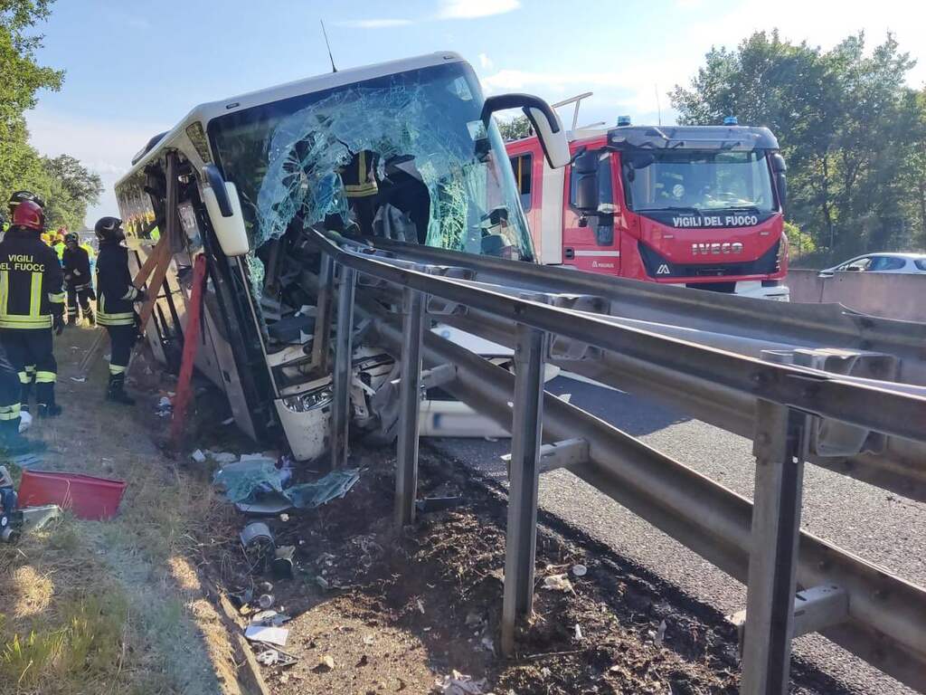 Dode en vijftien gewonden na ongeluk met bus vol toeristen in Italië