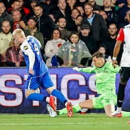 Meerdink boos om niet gegeven penalty: 'Arbiter heeft verkeerde beelden gezien'