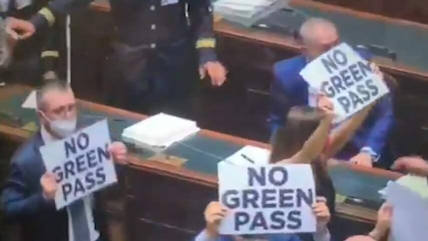 Italiaanse politici protesteren fel tegen invoering coronapas