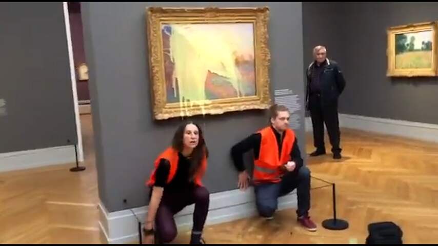 Activisten gooien aardappelpuree over schilderij Monet