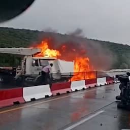Video | Man ontwijkt brandende vrachtwagen op snelweg in Mexico