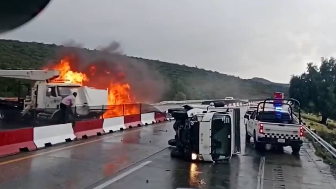 Foto bij Video | Man ontwijkt brandende vrachtwagen op snelweg in Mexico