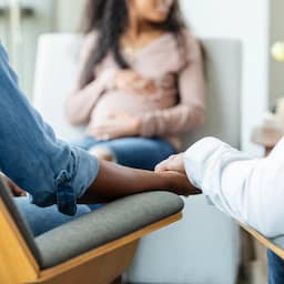 Draagmoeders blijven in beeld na geboorte: 'Niet als opvoeder, maar als mama'