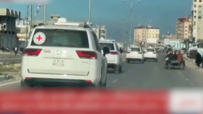 Journalist deelt beelden van Rode Kruis-konvooi voor Israëlische gijzelaars
