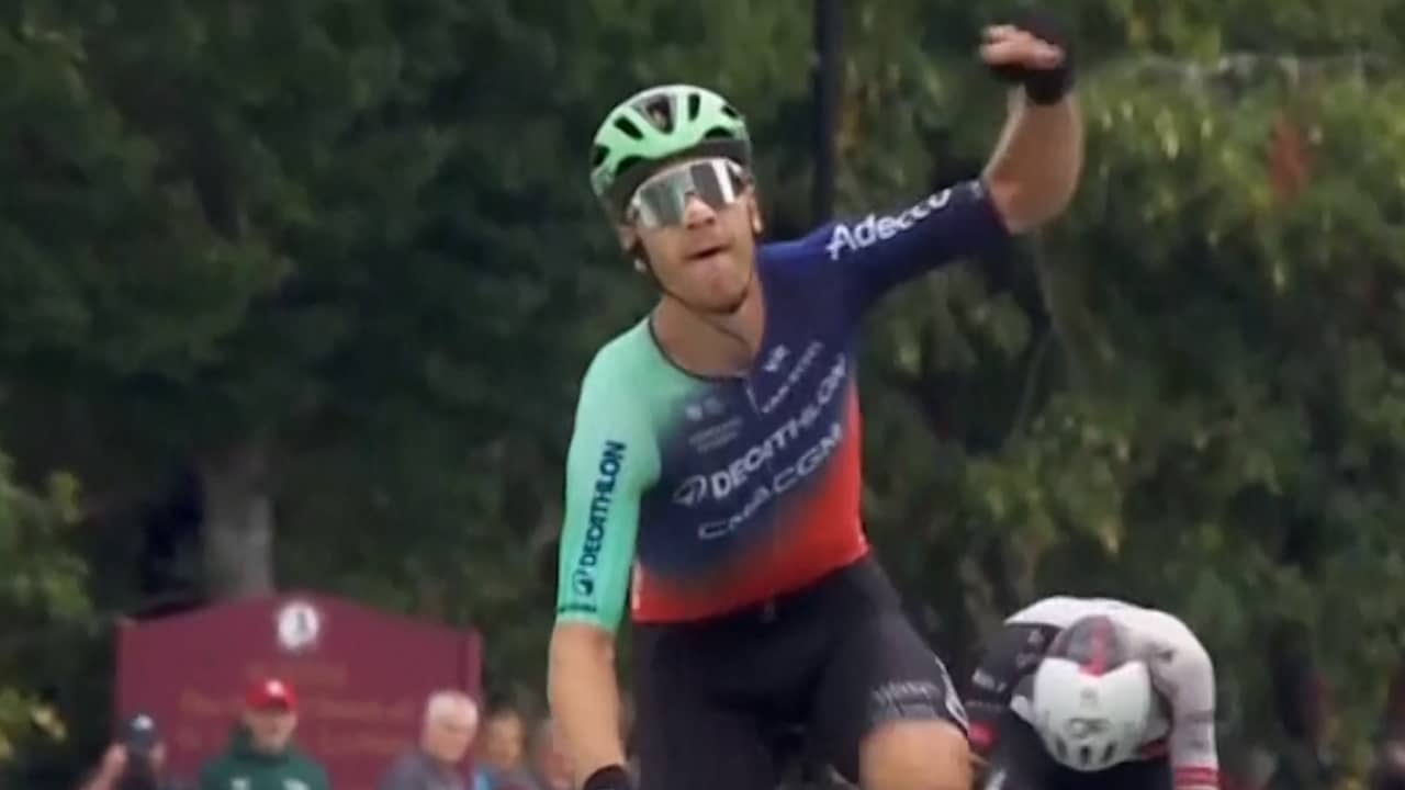 Bol sprint concurrentie uit het wiel en wint etappe in Groot-Brittannië