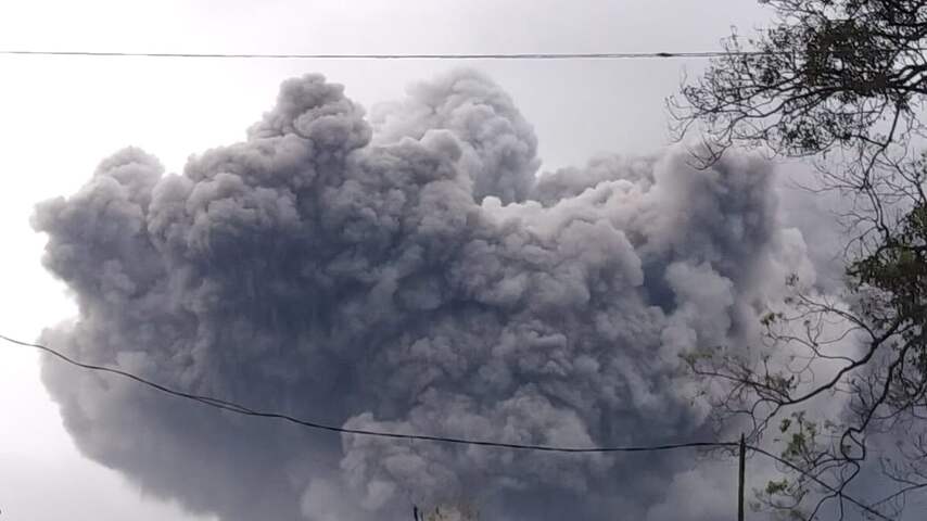 Omwonenden slaan op de vlucht na uitbarsting vulkaan op Java