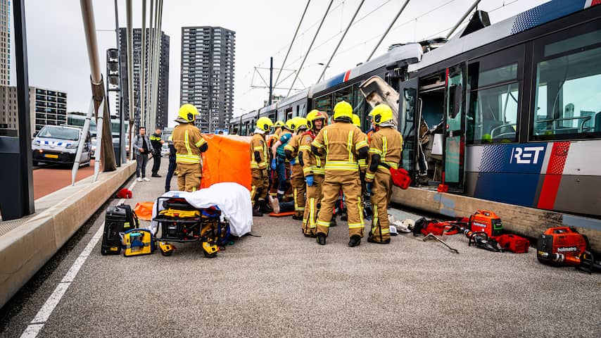 Vijftien gewonden na botsing tussen trams op Erasmusbrug in Rotterdam
