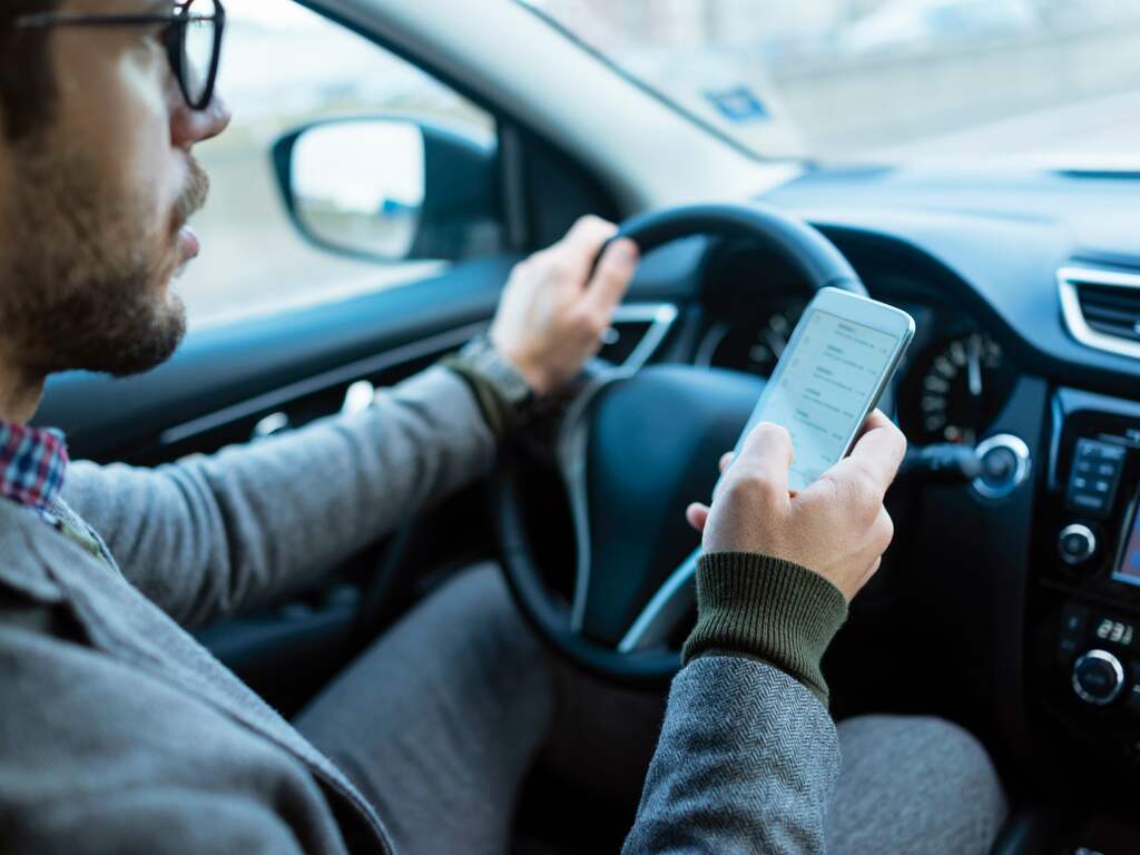 Bijna 180.000 appende of bellende bestuurders kregen vorig jaar een boete