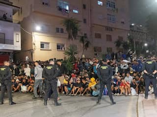 Politieactie Ceuta om migranten van strand naar opvang te brengen deels mislukt
