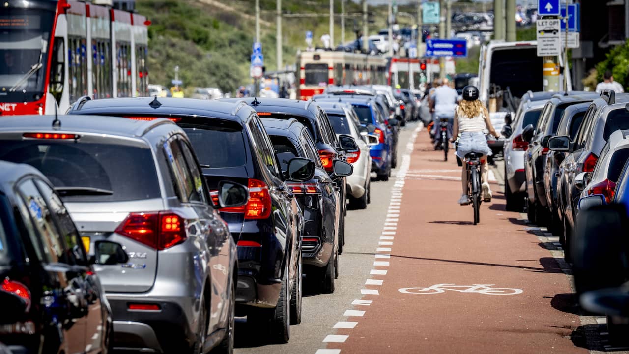 Verkeersdrukte in badplaatsen, parkeerplekken vol bij Haagse stranden