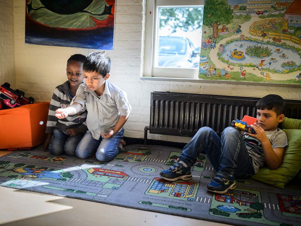 Asielkinderen dreigen vanwege 'doorgedrukt' beleid zonder ouders op te groeien