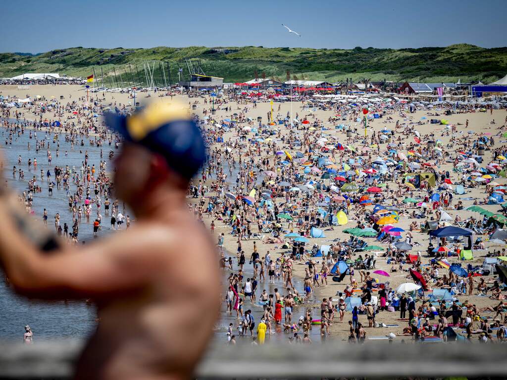 Files en grote drukte rond recreatiegebieden en stranden door zomers weer