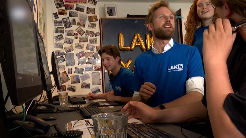 Minister helpt mee als telefonist bij examenklachtenlijn