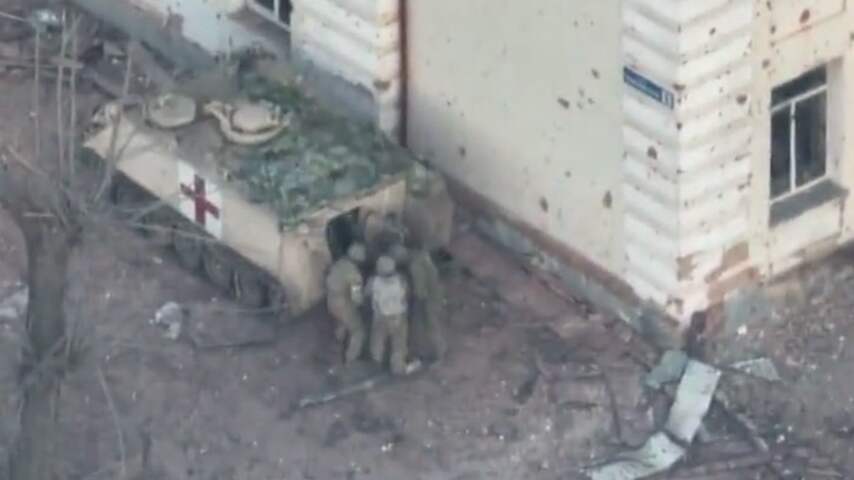 Drone filmt evacuatie te midden van explosies in Soledar