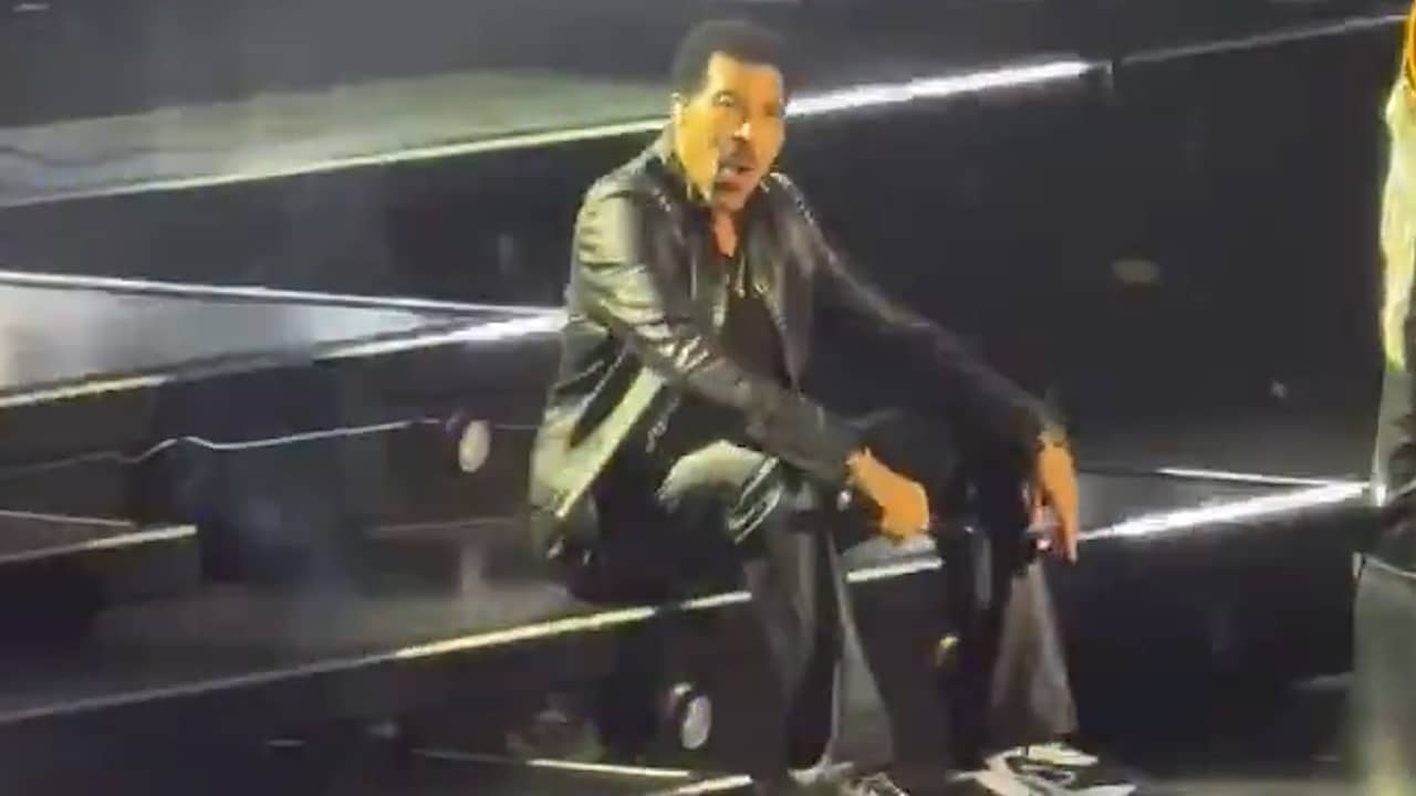 Lionel Richie te ziek om te blijven staan tijdens optreden